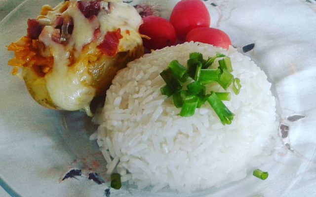 Batata recheada com frango e bacon