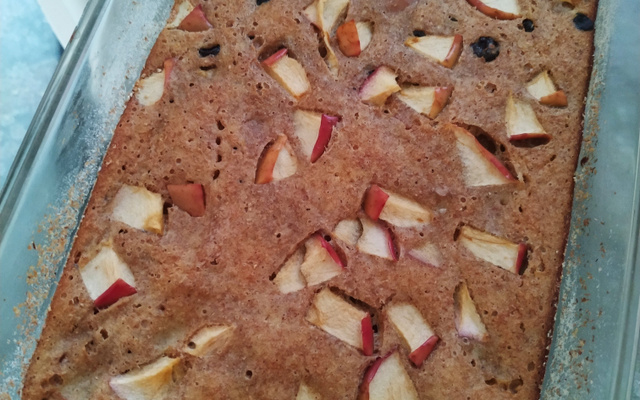 Bolo fit de banana, maçã e uva passas