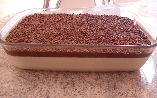 Mousse de limão com cobertura cremosa de chocolate