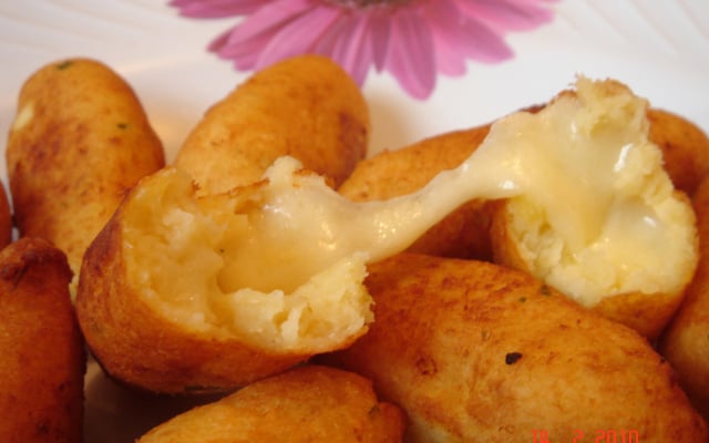 Bolinho de mandioca recheado com queijo