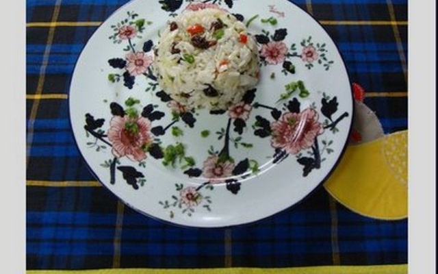 Arroz com repolho, passas e temperinhos verdes