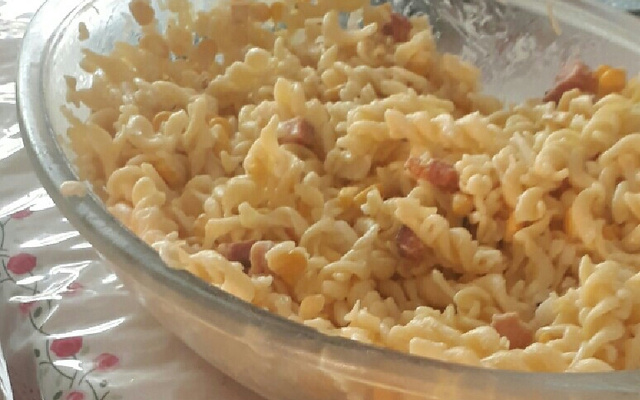 Salada de macarrão com bacon