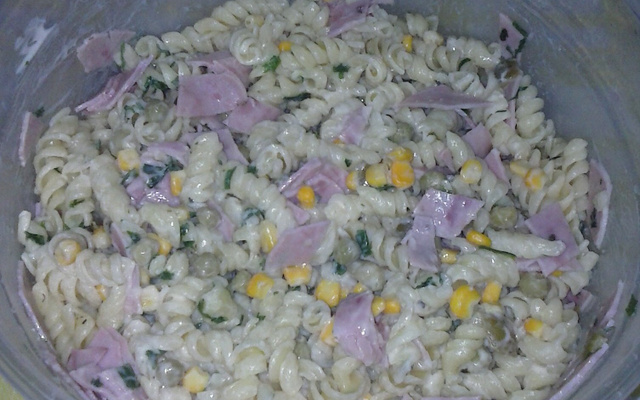 Salada de macarrão gelado rápido e fácil