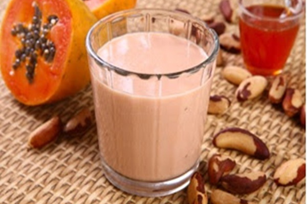 Vitamina de mamão papaia e castanha-do-pará