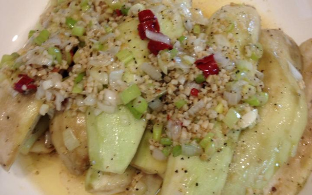 Entrada fria de berinjela japonesa