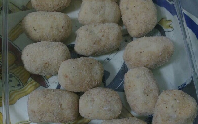 Salsicha empanada com massa de mandioca