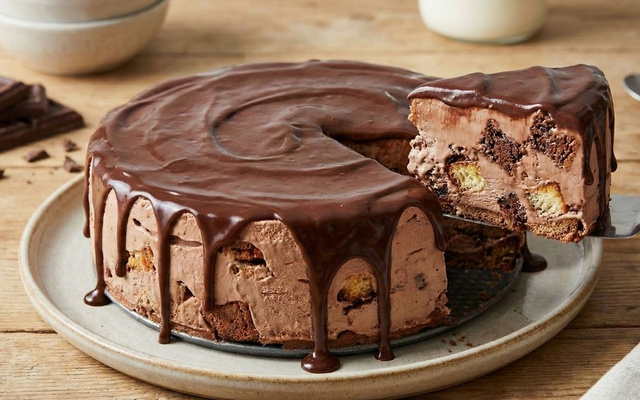 Torta de panetone de chocolate com creme, mousse e calda