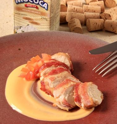 Peito de frango lardeado com bacon