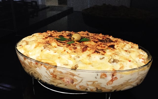 Macarrão com frango ao molho branco gratinado