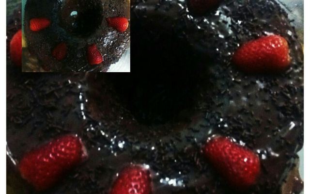 Bolo de chocolate e calda de chocolate