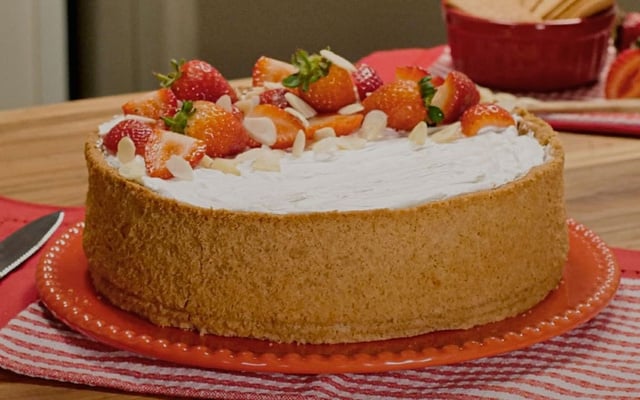 Morangoffe com chantilly, amêndoas em lâminas e morangos