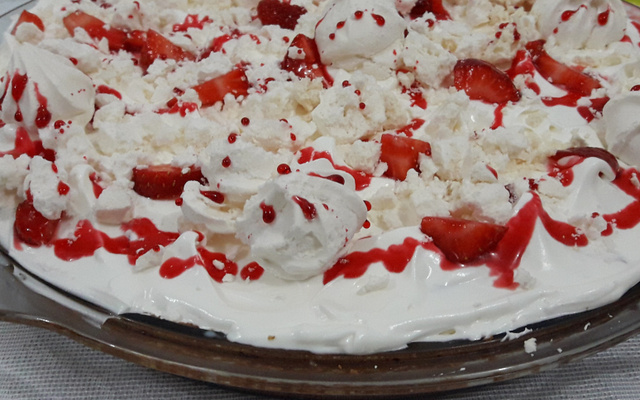 Torta de morango com suspiros