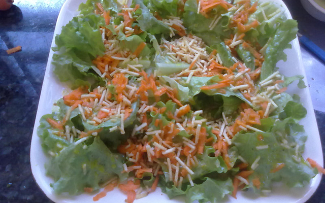 Molho de mostarda com salada de alface, cenoura e batata palha