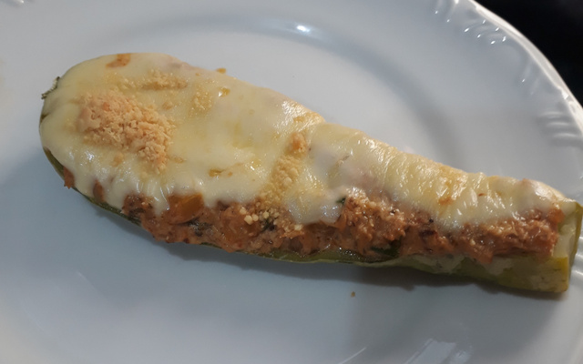 Abobrinha recheada com frango (Zapalito)