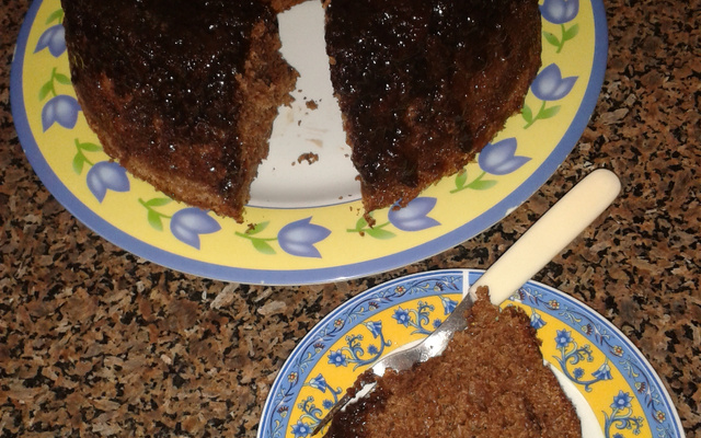 Bolo de chocolate assado com a calda