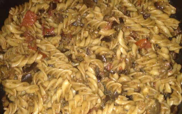 Macarrão rápido com beringela e mussarela