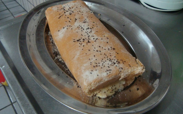 Rocambole de coco e brigadeiro branco