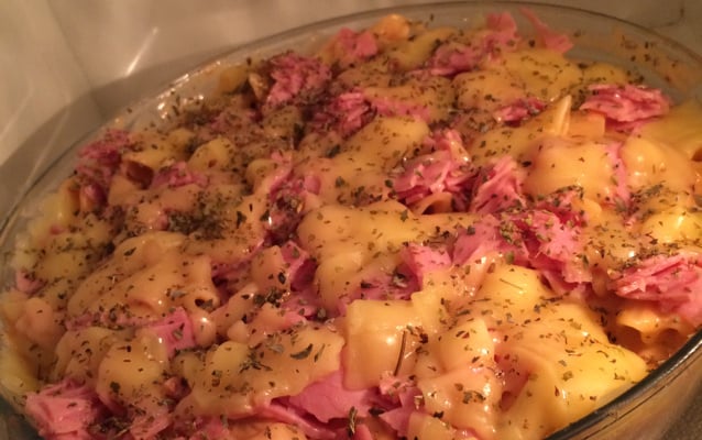 Macarrão penne ao molho branco com queijo e vermelho