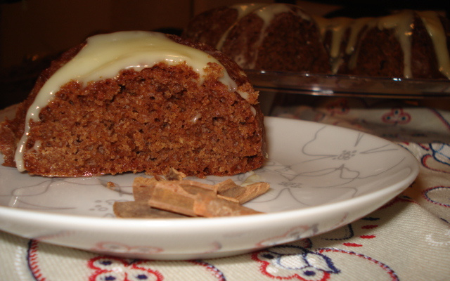 Bolo de canela com cobertura de chocolate branco