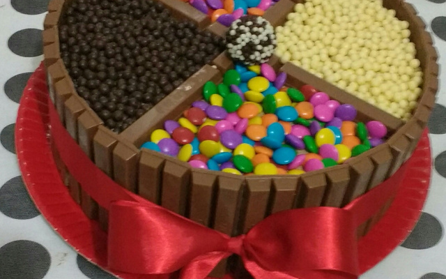 Bolo de Kit Kat com M&M'S e Nutella