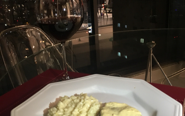 Filé mignon ao molho de mostarda com risoto de alho-poró