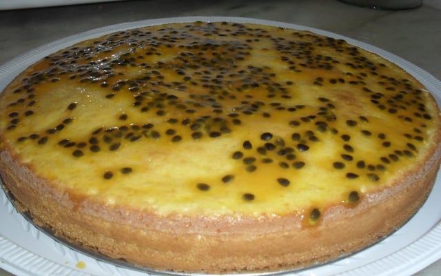 Bolo de maracujá com calda de maracujá