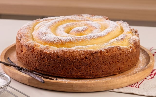 Bolo sonho com creme de baunilha e açúcar por cima