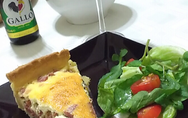 Quiche de mussarela com calabresa