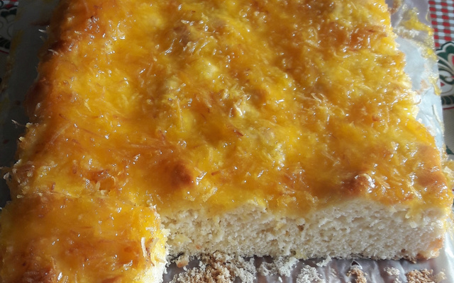 Cuca de Coco com Calda de Baunilha