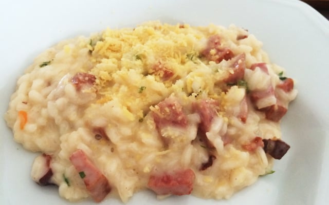 Risoto de bacon e calabresa