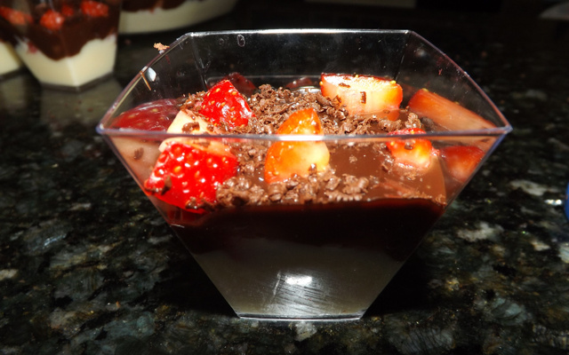 Morango com creme e chocolate