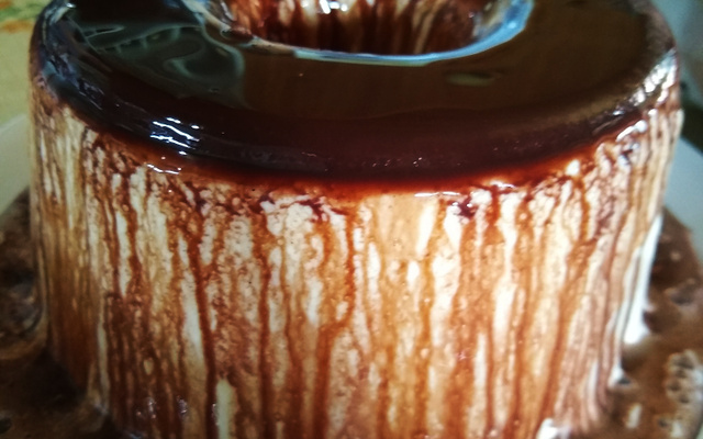 Pudim gelado com calda de chocolate