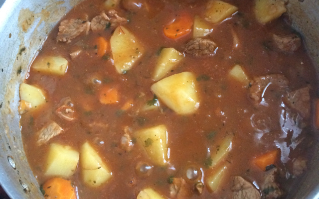 Picadinho de carne com batata e cenoura fácil