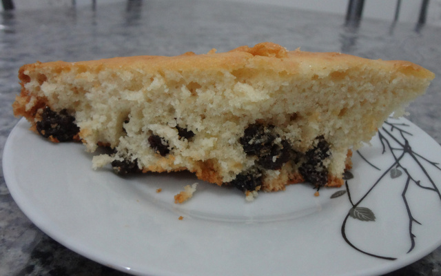 Bolo de leite de coco com uvas passas