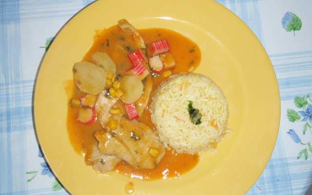 Filé de pescada com kani kama ao coco cremoso