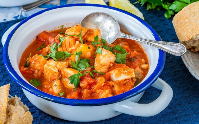 Cação ao molho de tomate com pimentão, cebola e temperos
