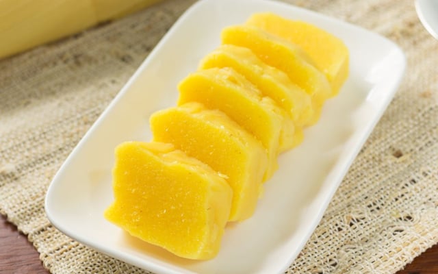 Pamonha doce com queijo (assada)