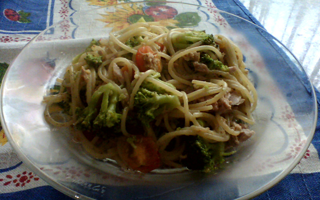 Macarrão alho e óleo com atum, brócolis e tomate cereja.