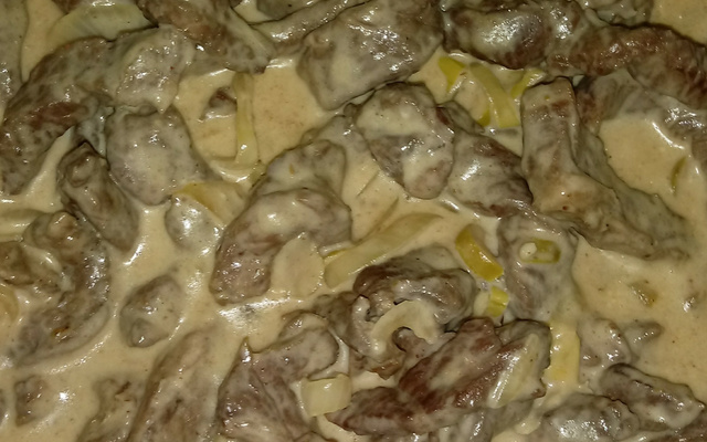 Bife acebolado com molho de maionese