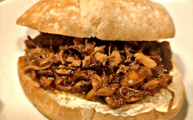 Sanduíche de porco agridoce (Pulled Pork)