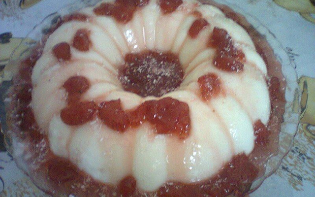 Manjar de coco com calda de morango