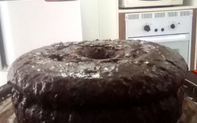 Bolo de cenoura com calda de chocolate