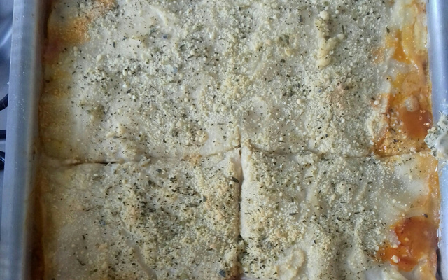 Lasanha com molho branco e bolonhesa