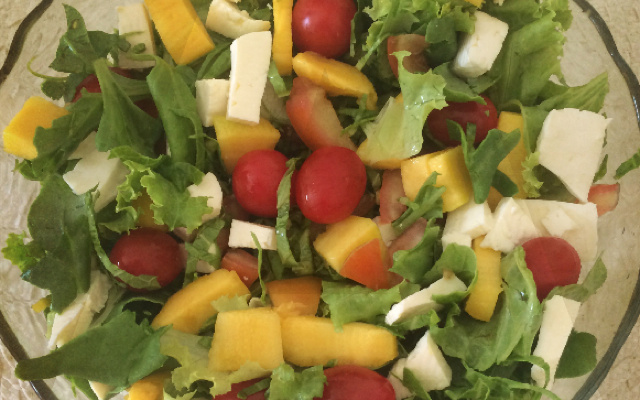 Salada de rúcula com manga e tomate cereja