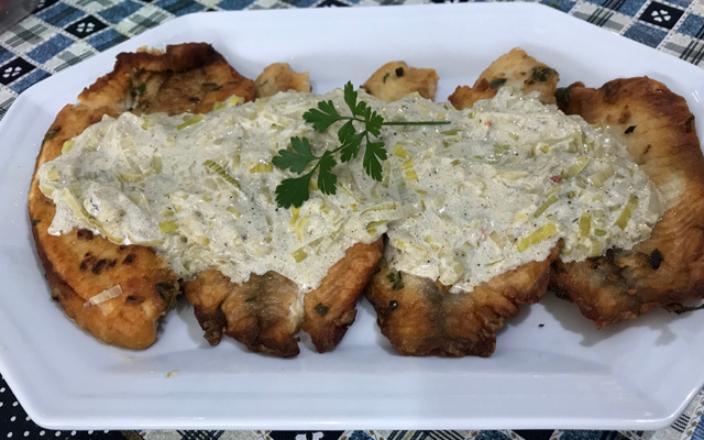 Filé de peixe com alho poró