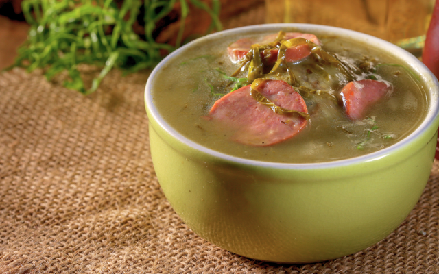 Uma porção de caldo verde  com couve e calabresa