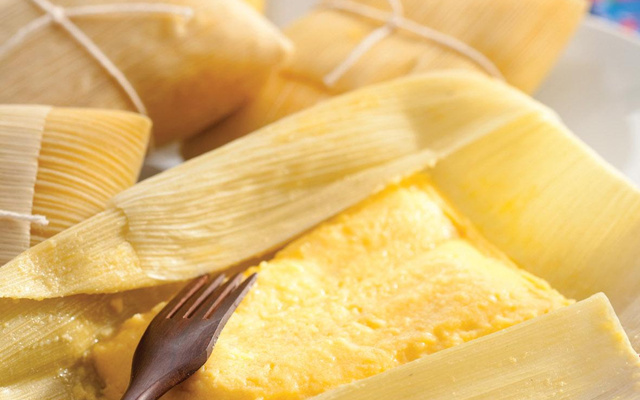 Pamonha com queijo coalho e alecrim