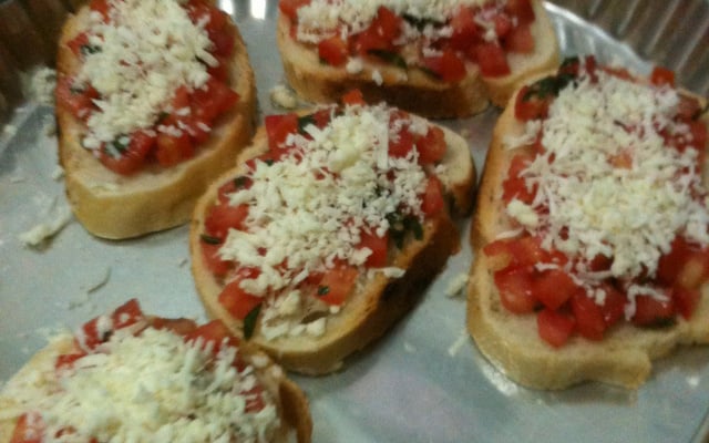 Bruschetta de tomate com manjericão