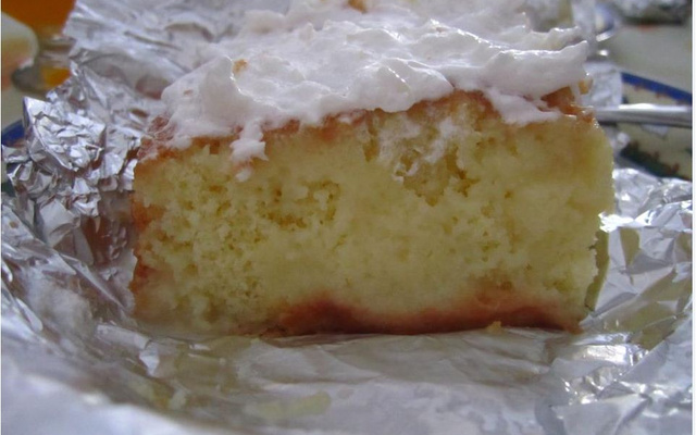 Bolo molhado e gelado