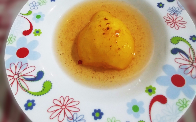 Pera caramelizada ao vinho e pimenta